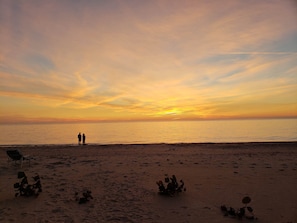 Accommodatie ligt op het strand, ligstoelen, strandlakens