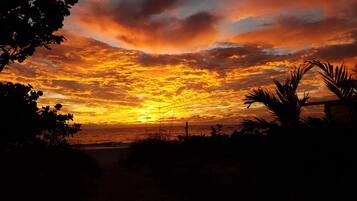 Na praia, espreguiçadeiras, toalhas de praia