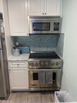 冷蔵庫、電子レンジ、オーブン、コンロ