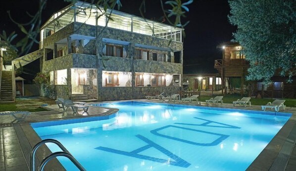 Außenpool, Sonnenschirme, Liegestühle