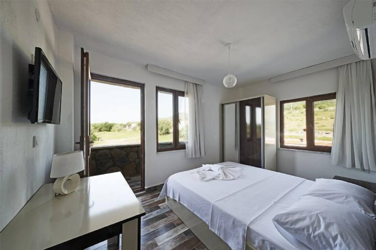 Double Room | Desk, laptop workspace, free WiFi, bed sheets