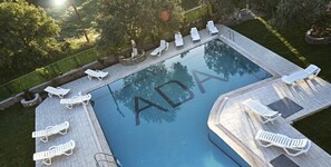 Außenpool, Sonnenschirme, Liegestühle