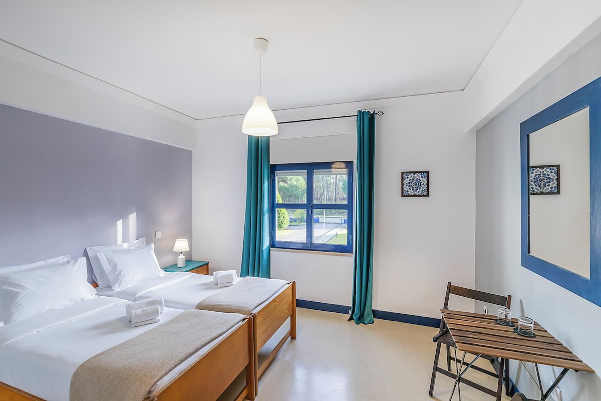 Chambre avec lits jumeaux, salle de bain privée | AccÚs au Wi-Fi (inclus), literie fournie