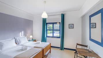 Habitación con 2 camas individuales, baño privado | Wifi gratis y ropa de cama