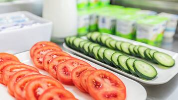 Um prato com fatias de tomate e pepino.