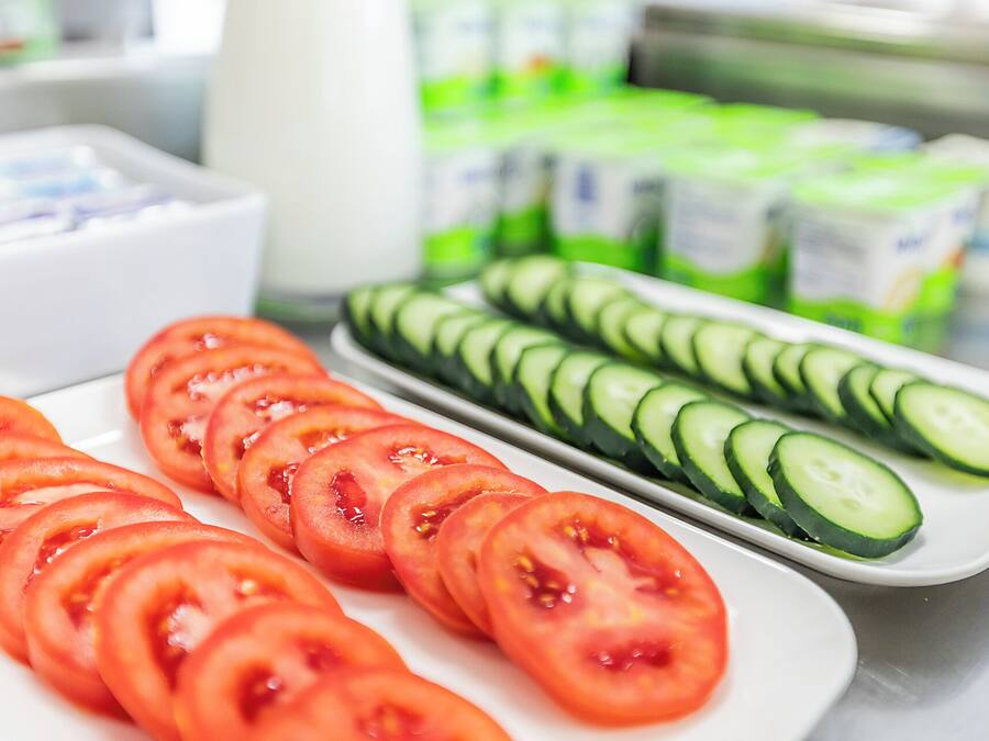 Um prato com fatias de tomate e pepino.