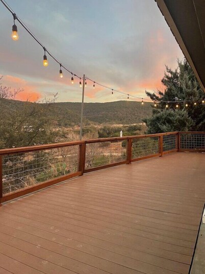 Dark Skies & Private Frio River Access. Dogs Welcome! Book Now for Fall Foliage!