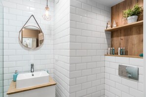 Premier Apartment | Bathroom | Shower, free toiletries, hair dryer, towels - Marinus Apartments Spa (Gdansk)