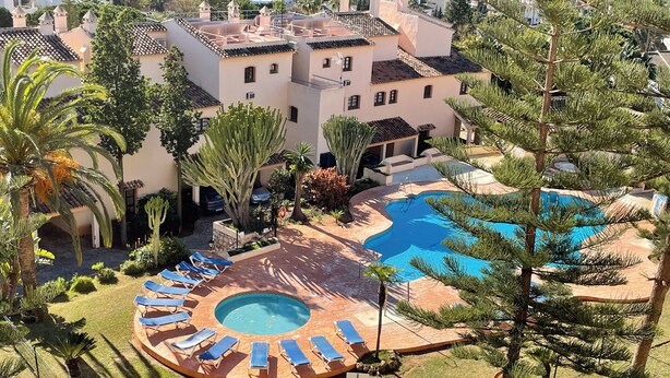 A resort with a large pool, sun loungers, and a well-maintained garden. - Apartamentos El Toro (Marbella)