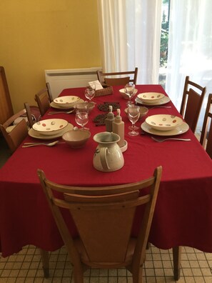 Daily full breakfast (EUR 10 per person)