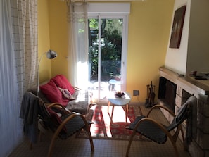 Flat-screen TV, fireplace