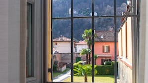 Una ventana con vista a una colina y edificios.