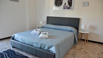Escritorio, sistema de insonorización y tabla de planchar con plancha