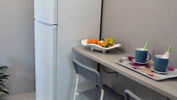 Refrigerador, tetera/pava eléctrica, utensilios de cocina