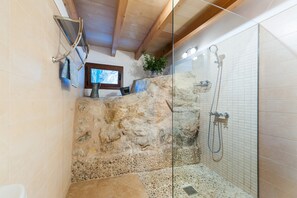 Combined shower/bathtub, hair dryer, bidet, towels - CAL TIO - Chalet with terrace in Caimari. Free WiFi (Selva)
