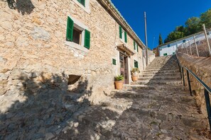 Property grounds - CAL TIO - Chalet with terrace in Caimari. Free WiFi (Selva)