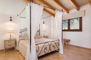 4 bedrooms, iron/ironing board, free WiFi, bed sheets - CAL TIO - Chalet with terrace in Caimari. Free WiFi (Selva)