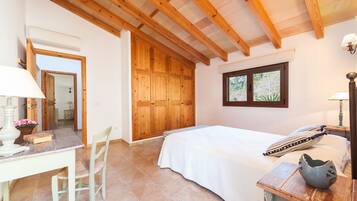 4 bedrooms, iron/ironing board, free WiFi, bed sheets