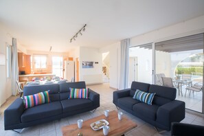 55-inch flat-screen TV with cable channels, TV, DVD player - Renee Villa (Paralimni)