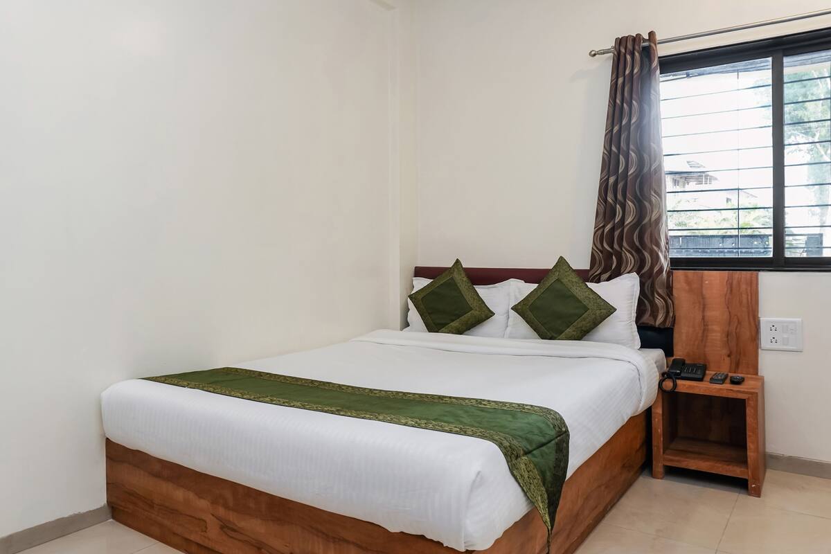 Basic Room, 1 Queen Bed, Non Smoking