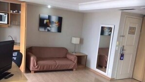 Apartemen | Area keluarga | TV layar datar