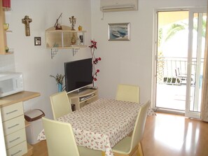 Deluxe Apartment (4) | In-room dining - Apartments Ivanka (Okrug)