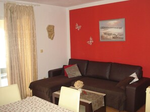 Deluxe Apartment (4) | Living area | LCD TV - Apartments Ivanka (Okrug)