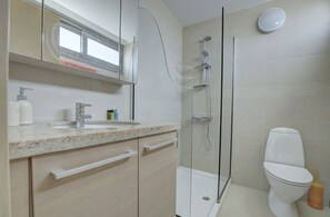 Villa, 4 habitaciones, alberca privada, vista al mar | Baño | Regadera, amenidades de baño gratuitas, secadora de cabello, toallas 