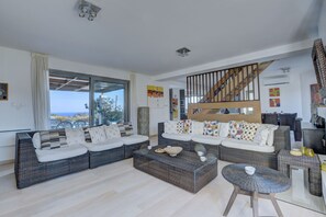 Villa, 4 soverom, privat basseng, sjøutsikt | Oppholdsrom | En 40-tommers Flatskjerm-TV med Parabol-TV samt TV og peis