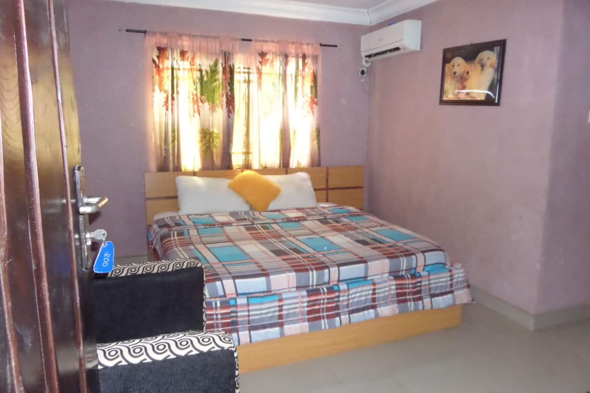 Executive Room, 1 Queen Bed, Non Smoking | Desk, free WiFi
