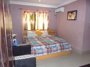 Executive Room, 1 Queen Bed, Non Smoking | Desk, free WiFi - Fatty K Hotel and Suites (Ota)