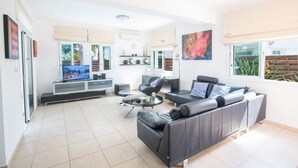 Villa, Private Pool | Living area | Flat-screen TV, DVD player - Mesogios Villas (Paralimni)