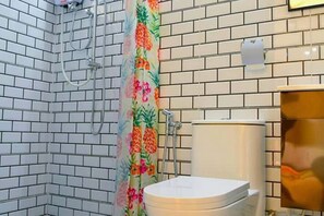 Chalet rustique de base, 1 grand lit | Salle de bain | Douche, séchoir à cheveux, pantoufles, serviettes fournies