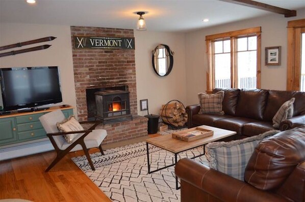 Smart TV, chimenea, tenis de mesa y libros 