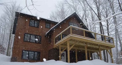 NEW - Beautiful mountain home steps to Okemo, Great for Wedding stays