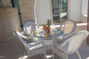 Outdoor dining - Kymma Villas (Sotira)