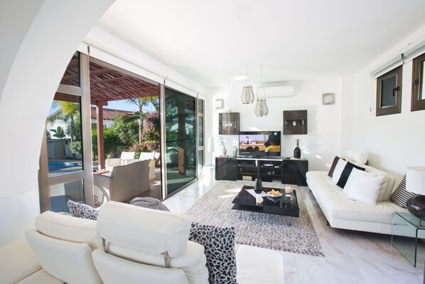 家庭別墅, 3 間臥室, 私人泳池 | 客廳 | 40 吋平面電視連衛星電視頻道、電視、壁爐