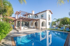 Outdoor pool, pool umbrellas, sun loungers - Kymma Villas (Sotira)