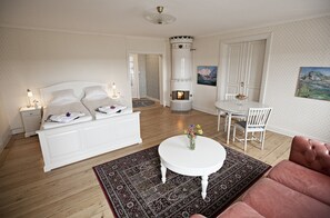Habitación doble, vistas al jardín | Cortinas opacas, cunas (de pago), camas supletorias y wifi gratis