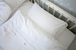 Cortinas opacas, cunas (de pago), camas supletorias y wifi gratis