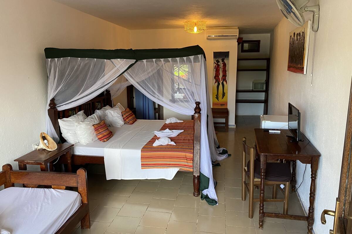 Standard Double Room | In-room safe, desk, WiFi (free), bed sheets