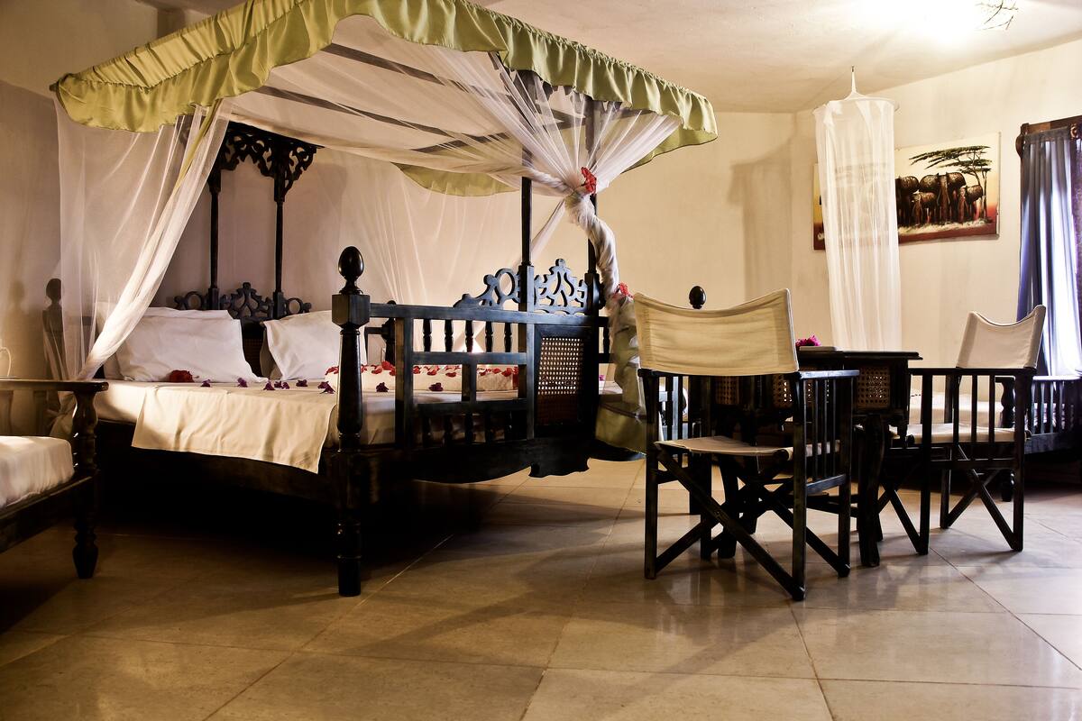 Double Room, Ocean View | In-room safe, desk, WiFi (free), bed sheets