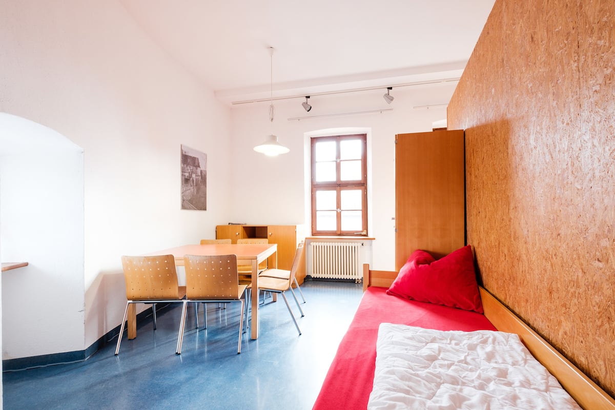 7-bed bedroom, private bathroom | Hypo-allergenic bedding, bed sheets