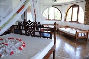 Caja de seguridad en la habitación, escritorio y ropa de cama 