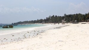 Unclassified image, 2 of 49, button - Samaki Lodge (Uroa)