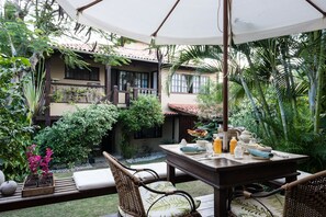 Desayuno completo gratuito y diario