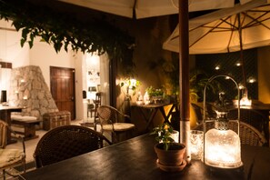 Outdoor dining - Villa Balthazar (Búzios)