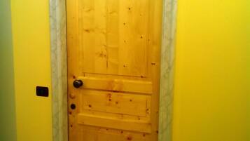 Doppia Business, 2 letti singoli, non fumatori | Copriletto in piuma, materassi in memory foam, una cassaforte in camera