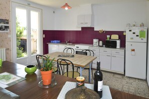 Full-sized fridge, microwave, stovetop, coffee/tea maker - Chambre d'hôtes Agnes et Olivier (Burlats)