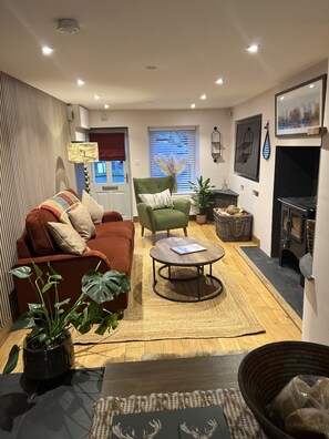 Deluxe Cottage, Private Bathroom, Mountain View (No 3 Wilsons Cottage) | Lounge - The Wilson's Arms (Coniston)